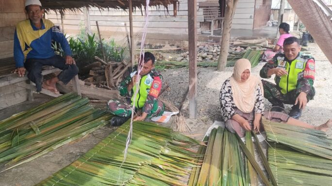 Babinsa Anjangsana Ke Usaha Rumahan Warga Pembuat Atap Rumbia
