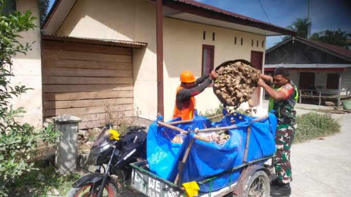 Babinsa Dan Perangkat Desa Rutin Laksanakan Bersih Lingkungan