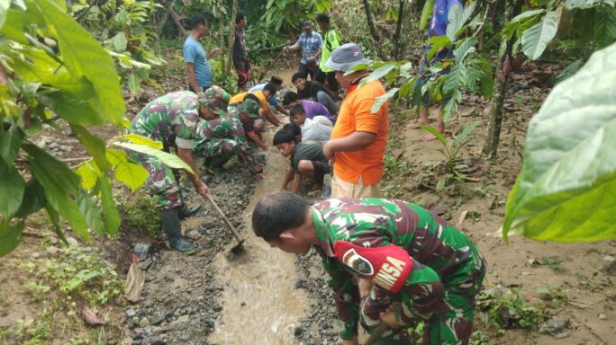 Babinsa Bersama Warga Gotong Royong Bersihkan Parit
