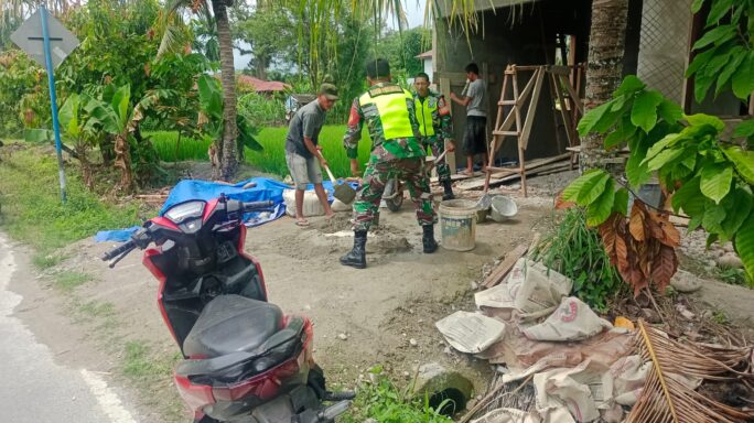 Ringankan Beban, Babinsa Bantu Warga Bangun Rumah di Desa Binaan