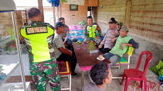 Sambangi Warga Desa Binaan Babinsa Jalin Komsos Himbau Tingkatkan Jaga Poskamling