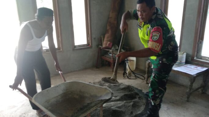 Babinsa Posramil Kuala Pesisir Bantu Warga Aduk Semen Plester Rumah Warga