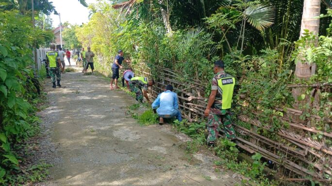 Gotong Royong Anggota Koramil/23 Batee Bersama Masyarakat di Desa Dayah