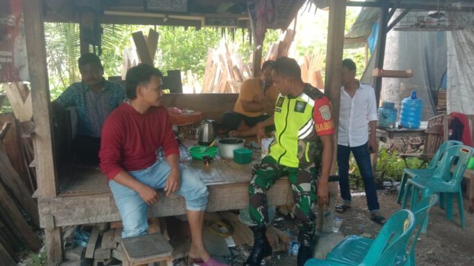 Babinsa Koramil Grong-Grong, Serda Jonni, Imbau Warga Desa Sukon Waspada Banjir