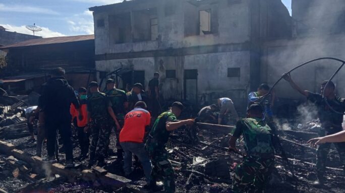 Personel Kompi Senapan B Yonif 114/SM. Dan Kodim Serta Polres Galus, Lakukan Gotong Royong Dilokasi Kebakaran Centong.