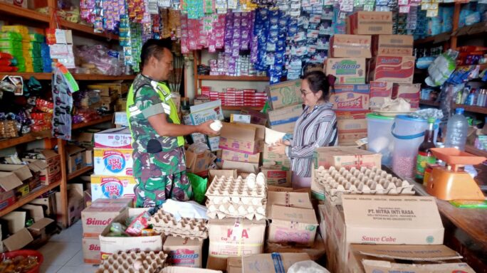 Jaga Stabilitas Pangan Babinsa Posramil Deleng Pokhisen Cek Harga Sembako Di Kios