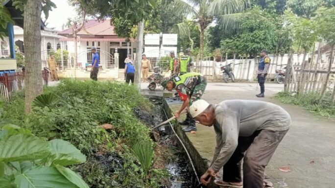 Cegah Banjir: Babinsa bersama Warga Gotong Royong Bersihkan Selokan di Desa Meunasah Bie