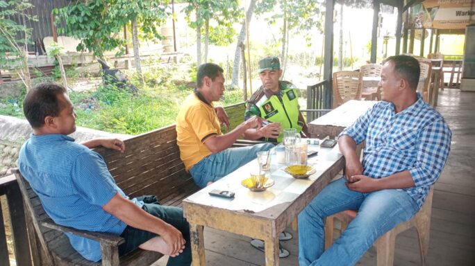 Komsos Mewujudkan Keakraban Babinsa dengan Warga Desa Binaan