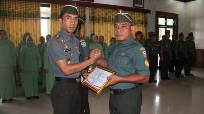 Dandim 0105/Abar Pimpin Upacara Wisuda 2 Prajurit Yang Memasuki Masa Purnatugas