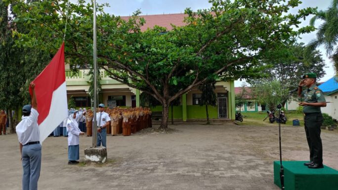 Jadi Pembina Upacara, Dandim 0103/Aceh Utara Berikan Wawasan Kebangsaan di SMAN 2 Lhokseumawe