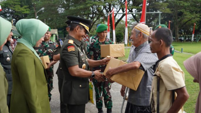 Pangdam IM Menyerahkan Bantuan Sembako Kepada Masyarakat Desa Binaan Rindam Iskandar Muda.