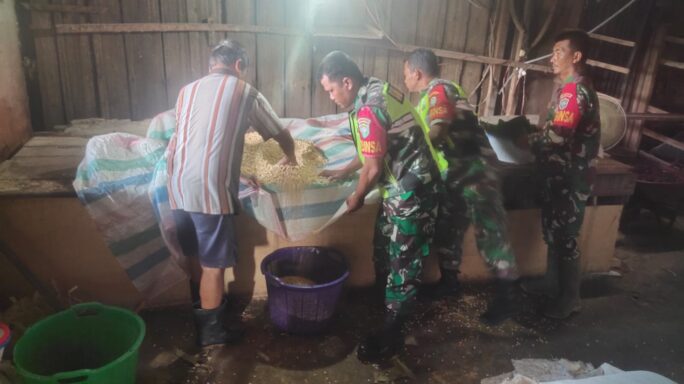 Dukung Usaha Warga Desa Binaan Babinsa Sambangi Pembuat Tempe Dan Tahu