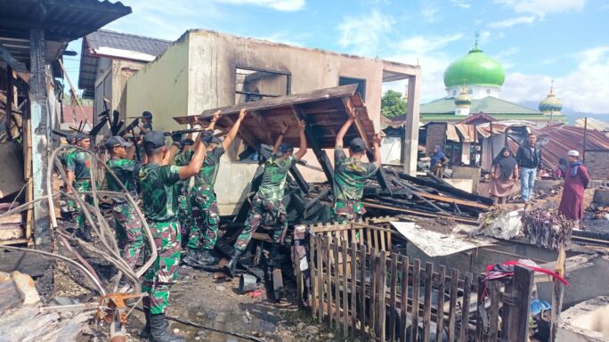 Anggota Yonif 114/SM bersama Kodim 0113 Gayo Lues dan Polres Gayo Lues bantu masyarakat membersihkan sisa-sisa kebakaran perumahan warga