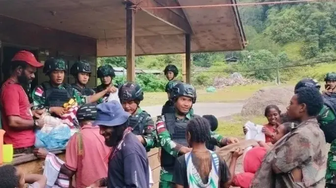 Bentuk Kepedulian, Satgas Pam Obvitnas PT Freeport Indonesia Yonif 116/Garda Samudra Distribusikan Sargal Kepada Warga