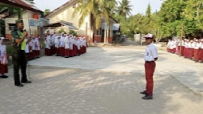 Tanamkan Rasa Cinta Tanah Air Kepada Pelajar, Babinsa Koramil 05/Juli Jadi Irup Di SDN 11