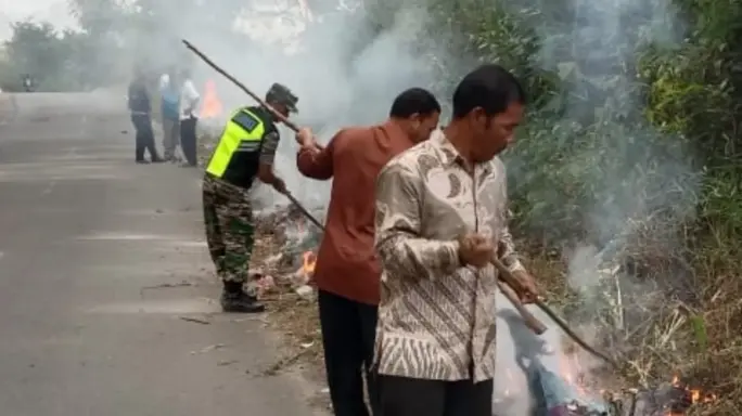 Peduli Lingkungan, Babinsa Koramil 04/Bintang Bersihkan Kanan Kiri Jalan