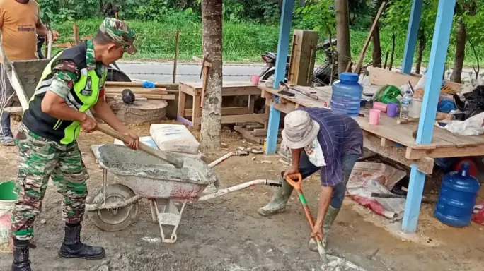 Membangun Keharmonisan Dengan Rakyat, Babinsa Koramil 06/Peusangan Bantu Warga Bangun Rumah