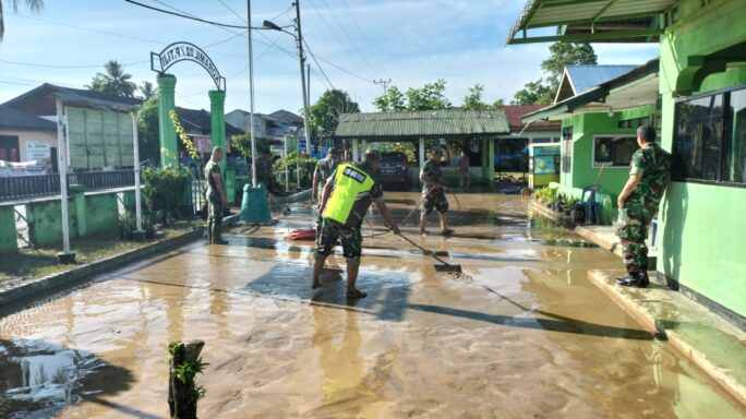 Anggota Koramil 02/Padang Tiji Bersihkan Kantor Juga Monitoring Wilayah Pasca Banjir
