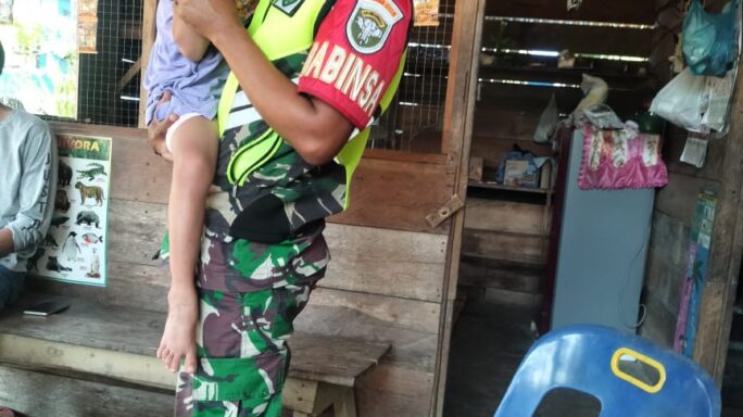 Babinsa Penuntungan Tunjukkan Peduli Mendalam Terhadap Anak Penderita Jantung Bocor