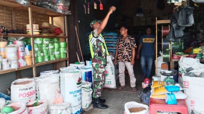 Babinsa Cek Ketersediaan Pupuk Untuk Petani Di Wilayah Binaan