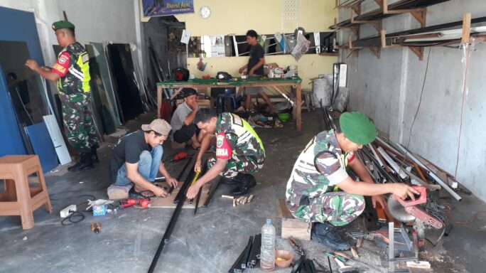 Babinsa Sambangi Pengrajin Lemari Besi Dan Beri Motivasi