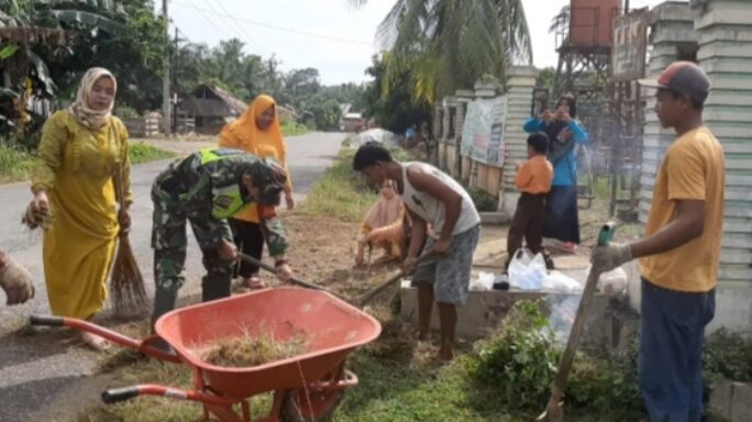 Jumat Bersih, Babinsa Koramil 03/Seruway Bersama Warga Masyarakat Bersihkan Lingkungan