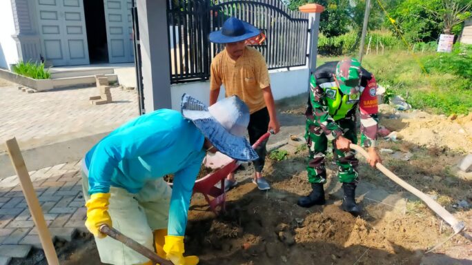 Rasa Peduli Terhadap Warga Binaan, Babinsa Koramil 10/Pandrah Bantu Pasang Batako