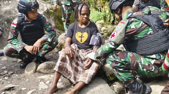 Satgas Pam Obvitnas PT Freeport Indonesia Yonif 116/Garda Samudra Lakukan Komsos dan Berikan Layanan Kesehatan