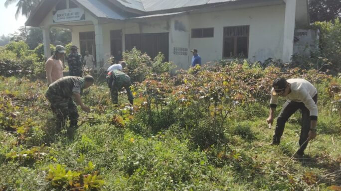 Jumat Bersih, Babinsa Koramil 12/Tnp Bersama Warga Laksanakan Gotong Royong.