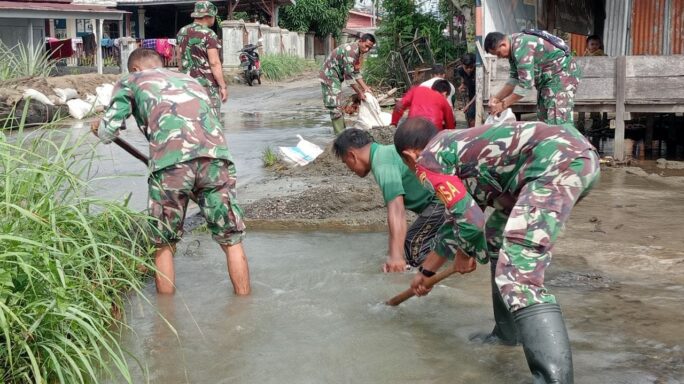 Antisipasi Terjadinya Banjir,Babinsa Ajak Warga Bersama Bersihkan Parit