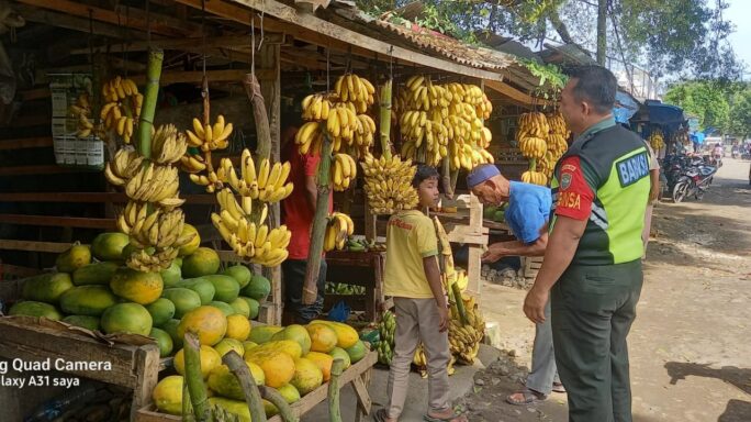 Himbau Jaga Kebersihan,Babinsa Koramil 06/Peusangan Sambangi Pedagang