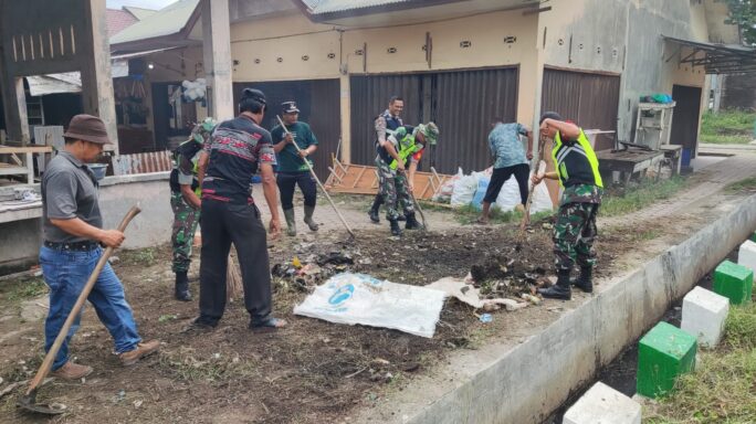 Bersihkan Pasar Tradisional, Bentuk Kepedulian Babinsa Posramil Peulimbang Dan Warga Terhadap Wilayah Binaan