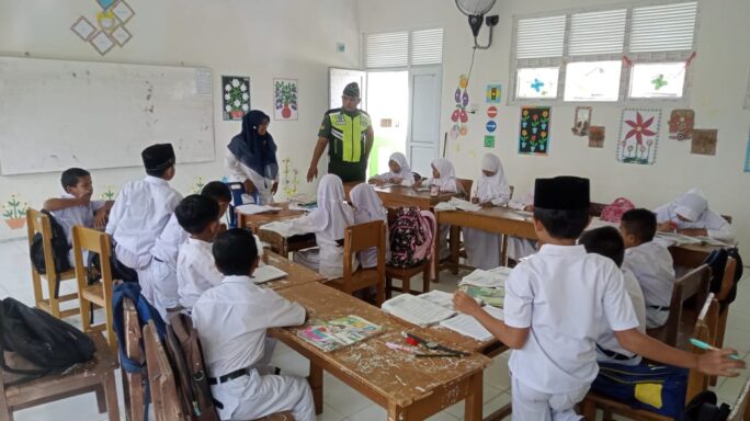Datangi Sekolah, Babinsa Posramil Simpang Mamplam Beri Wawasan Kebangsaan Siswa MIN 41