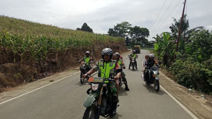 Babinsa Bantu Bonceng Dan Antar Pulang Anak Sekolah