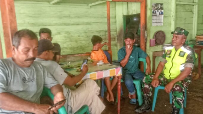 Kunjungi Warga Desa Binaan, Berikut Pesan Babinsa Dalam Komsosnya