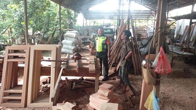 Jalin silaturahmi Babinsa Anjangsana ke pengusaha perabot Dari Kayu