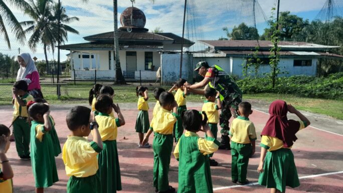 Babinsa Posramil Tadu Raya Latih Anak-anak TK Baris Berbaris