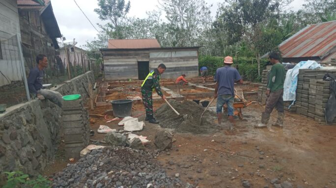 Membangun Keharmonisan Dengan Rakyat, Babinsa Bantu Warga Bangun Rumah