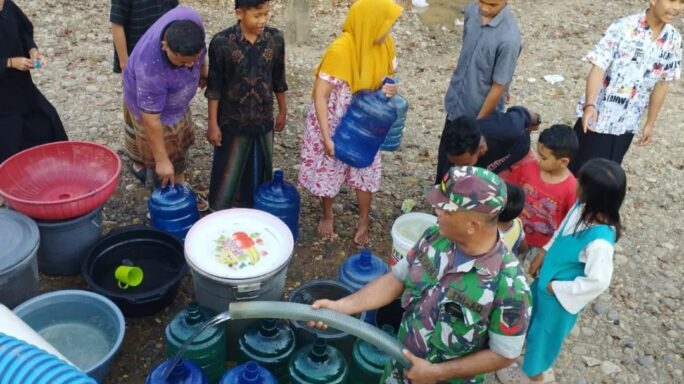 Babinsa Koramil 28/Prt Bantu Pendistribusian Air Bersih Korban Bencana Alam Banjir.