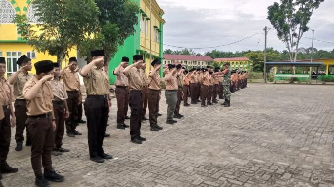 Babinsa Latih PBB Dasar Para Santri Pondok Pesantren Minhajussalam