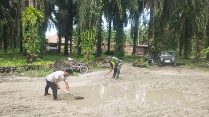 Serda Aris Rizal Bantu Warga Perbaiki Jalan