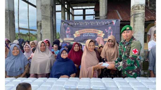 JUMAT BERKAH, PRAJURIT YONIF 117/KY BERBAGI MAKANAN DAN MEMBERIKAN PELAYANAN KESEHATAN