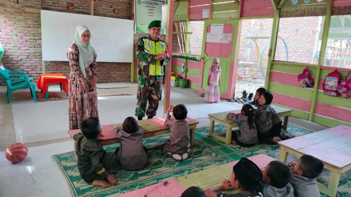 Sambangi Sekolah TK, Babinsa Berikan Belajar Dan Bernyanyi