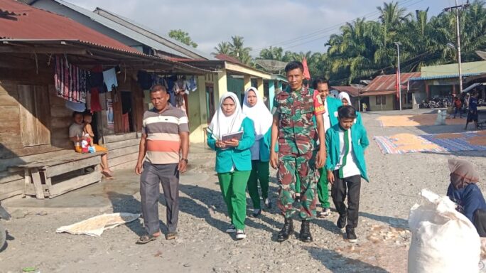 Sukseskan Program Pemerintah, Babinsa Dampingi Bidan Desa Pendataan Stunting