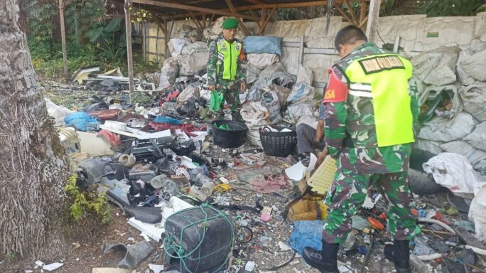 Babinsa Jalin Komsos Bersama Pengepul Barang Bekas Dan Beri Himbauan