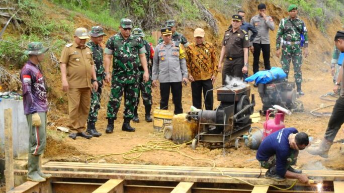 Dansatgas TMMD Berserta Forkopimda Tinjau Lokasi Rehap Jembatan