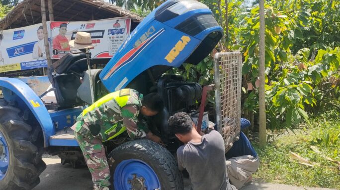 Selalu Ada Bersama Warga Binaan Babinsa Bantu Perbaiki Traktor warga