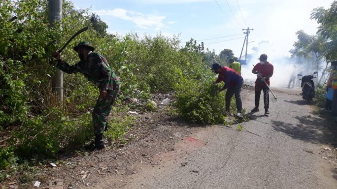 Babinsa Koramil Batee Ajak Gotong Royong Bersama Warga Desa Binaan