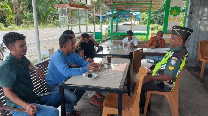 Komsos Dengan Warga Binaan Babinsa Bahas Keamanan dan Kebersihan Lingkungan