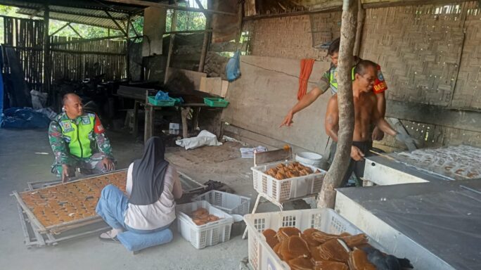 Dukung Pelaku UKM Babinsa Sambangi Pembuat Kerupuk Kulit